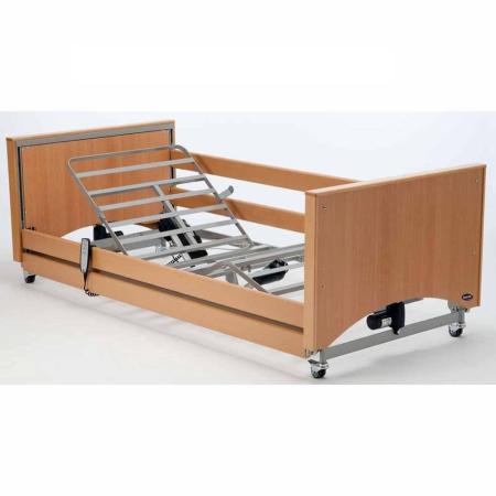 Lit en bois hauteur réglable (40/80cm) sur roulettes + freins + partie jambe et tête réglables électriquement + barrières de sécurité en bois + redresse patient